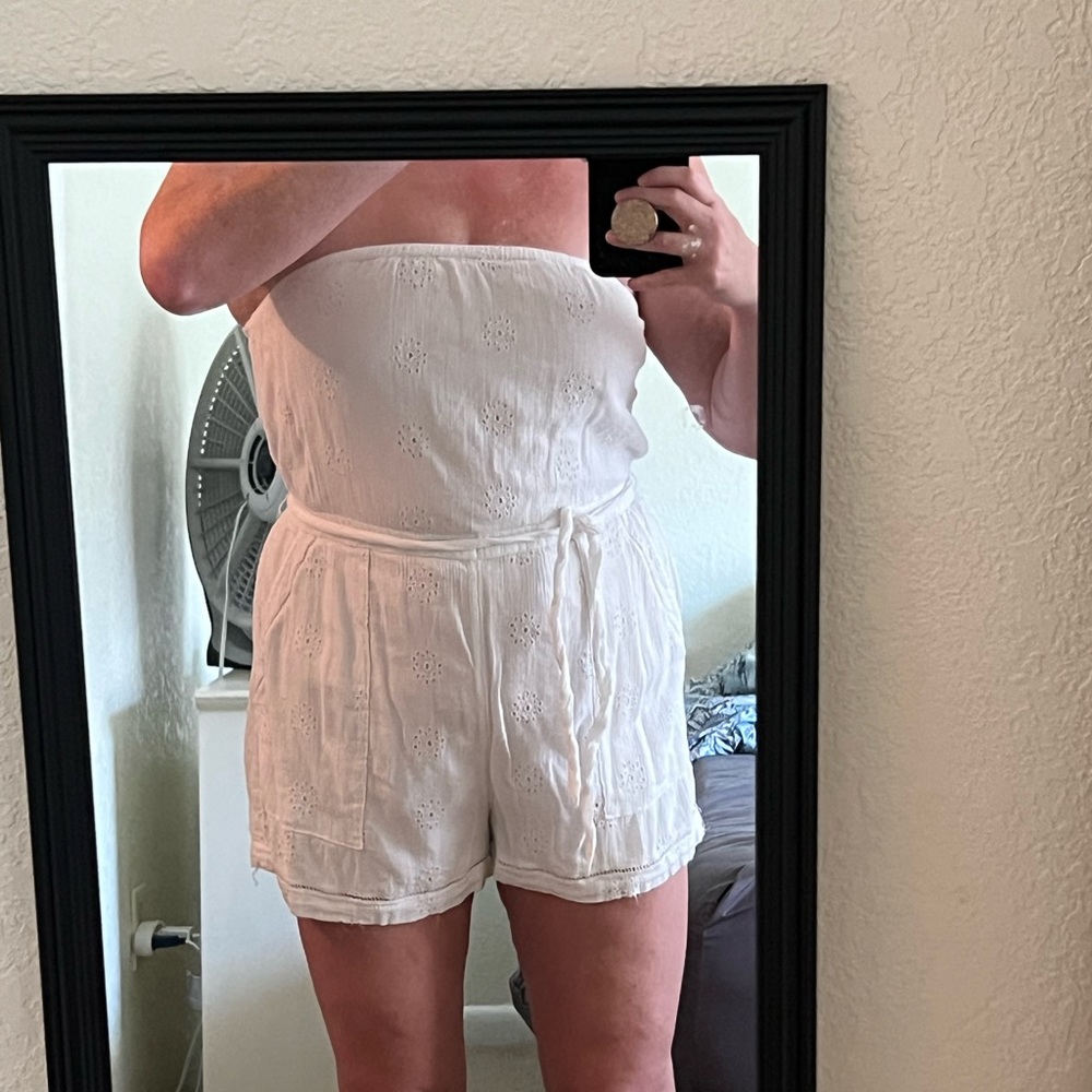 American Eagle eyelet strapless romper. Size medium. Runs BIG